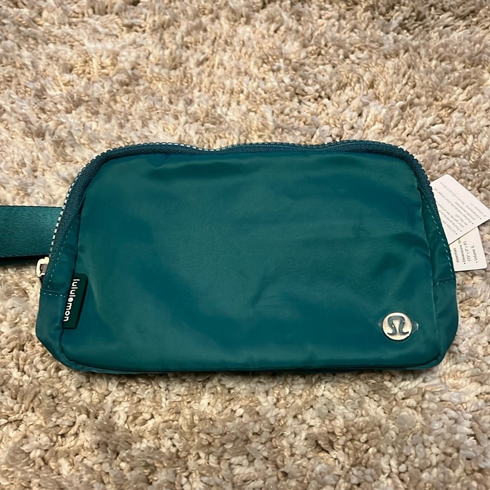Lululemon Everywhere belt bag